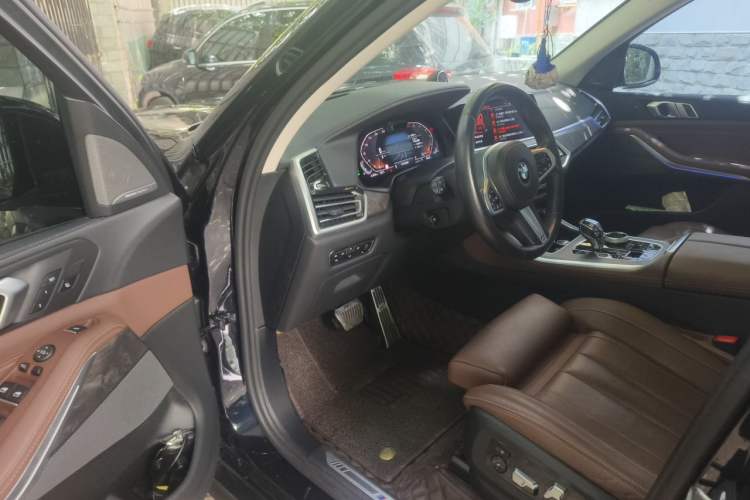 Used BMW X5 2021 xDrive40i Luxury Model with M Sport Package Driver Seat