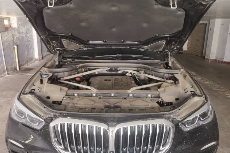 Used BMW X5 2021 xDrive40i Luxury Model with M Sport Package Engine Bay