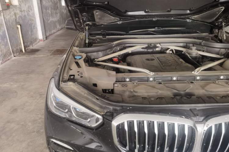 Used BMW X5 2021 xDrive40i Luxury Model with M Sport Package Engine Bay Right