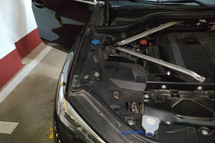 Used BMW X5 2021 xDrive40i M Sport Package Engine Bay Right