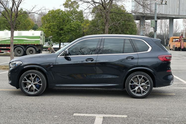 Used BMW X5 2021 xDrive40i Luxury Model with M Sport Package Exterior 4