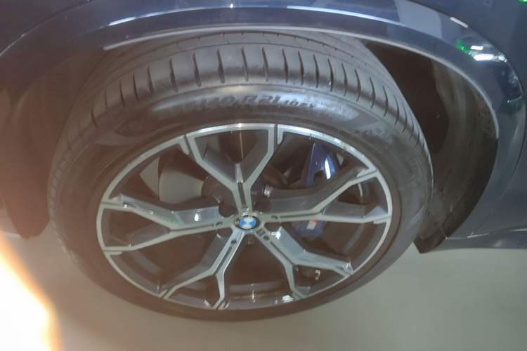 Used BMW X5 2021 xDrive40i Luxury Model with M Sport Package Exterior 4