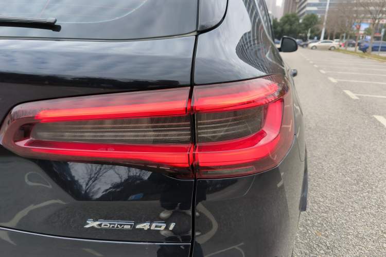 Used BMW X5 2021 xDrive40i Luxury Model with M Sport Package Exterior 9