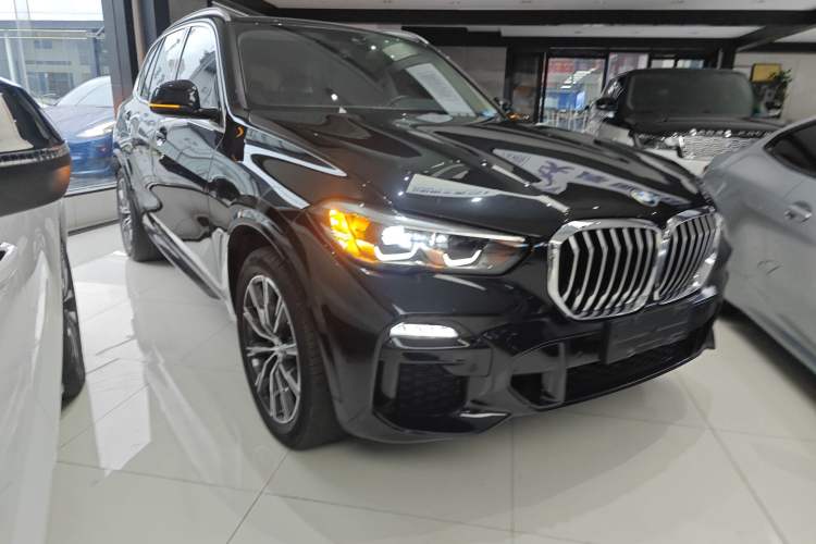 Used BMW X5 2021 xDrive30i M Sport Package Front Right 45 Deg