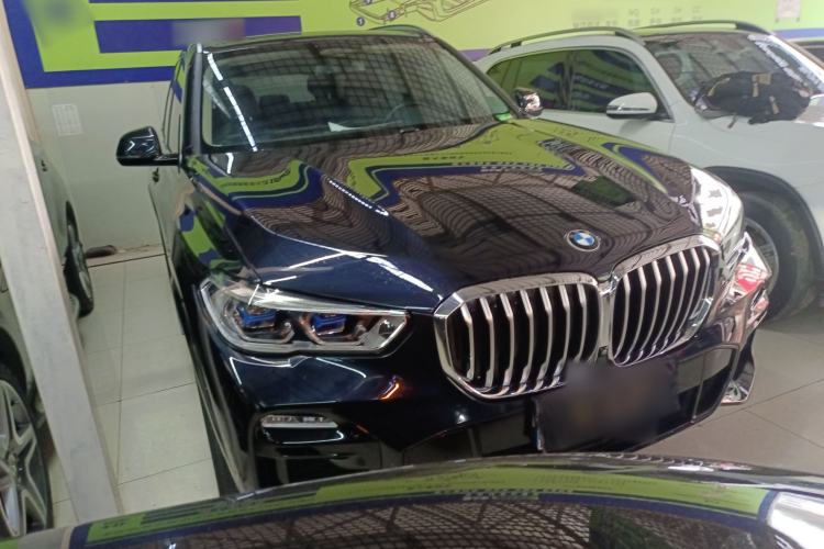 Used BMW X5 2021 xDrive40i Luxury Model with M Sport Package Front Right 45 Deg