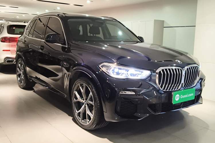 Used BMW X5 2021 xDrive40i Luxury Model with M Sport Package Front Right 45 Deg