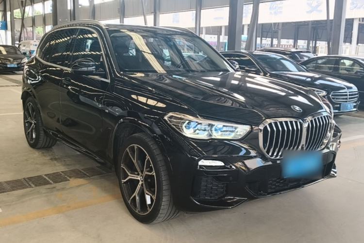 Used BMW X5 2021 xDrive40i Luxury Model with M Sport Package Front Right 45 Deg
