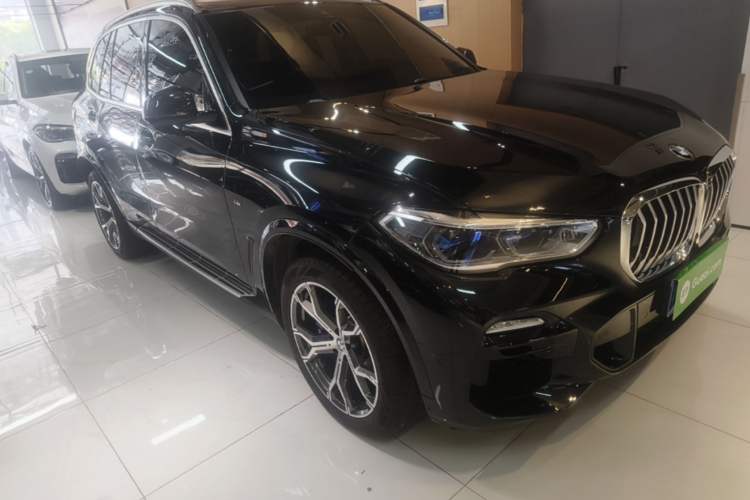 Used BMW X5 2021 xDrive40i M Sport Package Front Right 45 Deg
