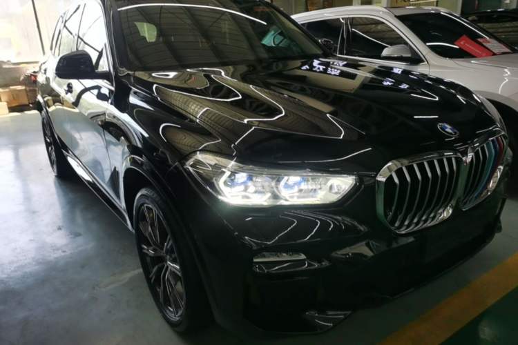 Used BMW X5 2021 xDrive40i M Sport Package Front Right 45 Deg