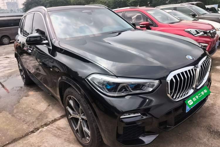 Used BMW X5 2021 xDrive40i Luxury Model with M Sport Package Front Right 45 Deg