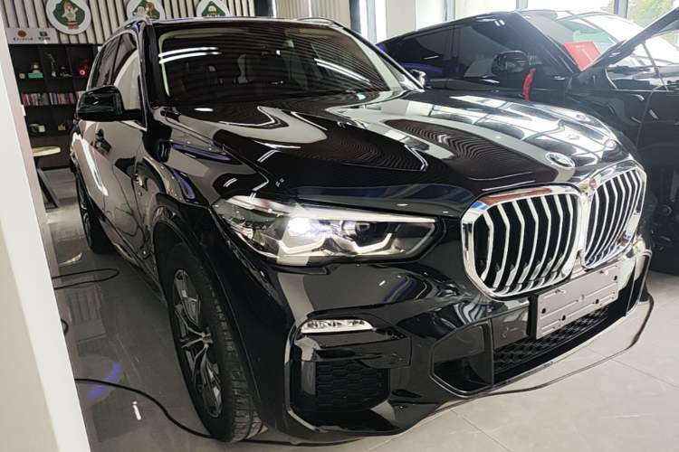 Used BMW X5 2021 xDrive30i M Sport Package Front Right 45 Deg