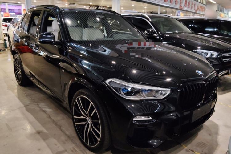 Used BMW X5 2021 xDrive40i Luxury Model with M Sport Package Front Right 45 Deg