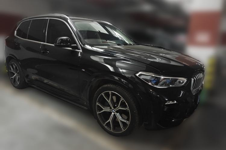 Used BMW X5 2021 xDrive40i Luxury Model with M Sport Package Front Right 45 Deg