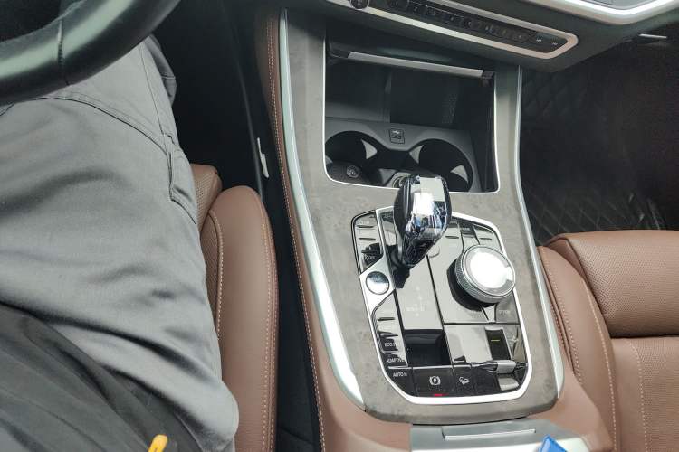 Used BMW X5 2021 xDrive40i Luxury Model with M Sport Package Gear Lever
