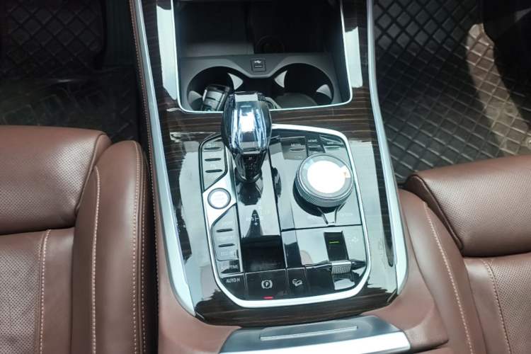 Used BMW X5 2021 xDrive40i Luxury Model with M Sport Package Gear Lever