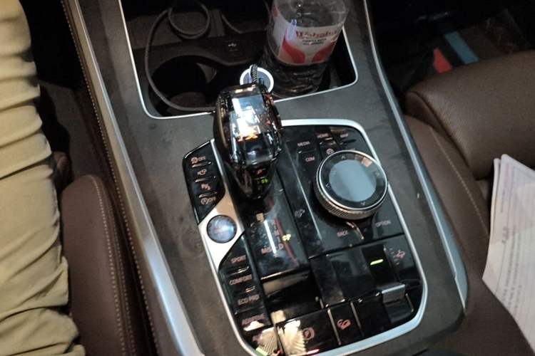 Used BMW X5 2021 xDrive40i Luxury Model with M Sport Package Gear Lever