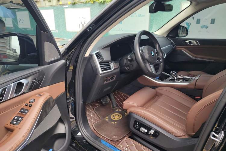 Used BMW X5 2021 xDrive40i Luxury Model with M Sport Package Interior 3
