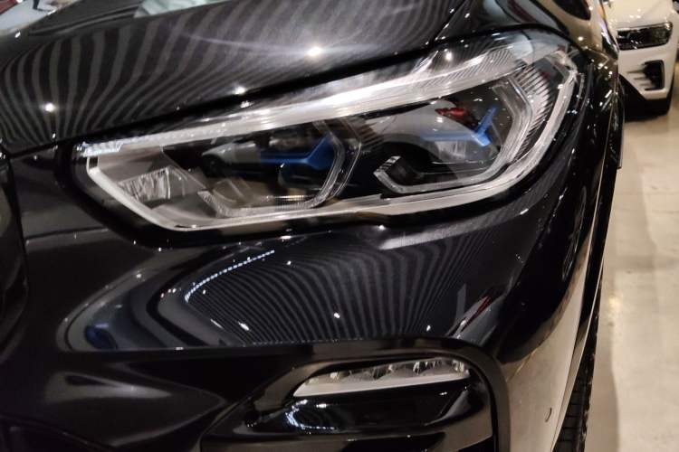Used BMW X5 2021 xDrive40i Luxury Model with M Sport Package Left Front Headlight