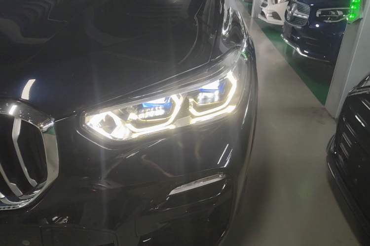 Used BMW X5 2021 xDrive40i Luxury Model with M Sport Package Left Front Headlight