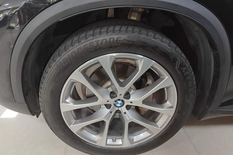 Used BMW X5 2021 xDrive30i X Design Package Left Front Wheel Hub