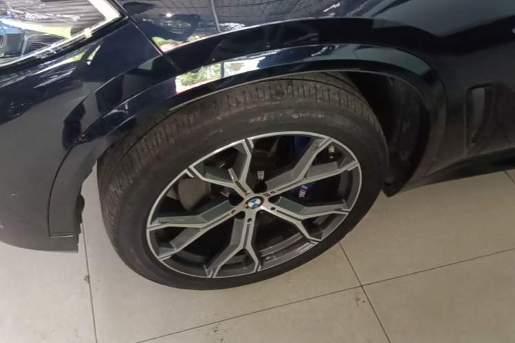 Used BMW X5 2021 xDrive40i Luxury Model with M Sport Package Left Front Wheel Hub