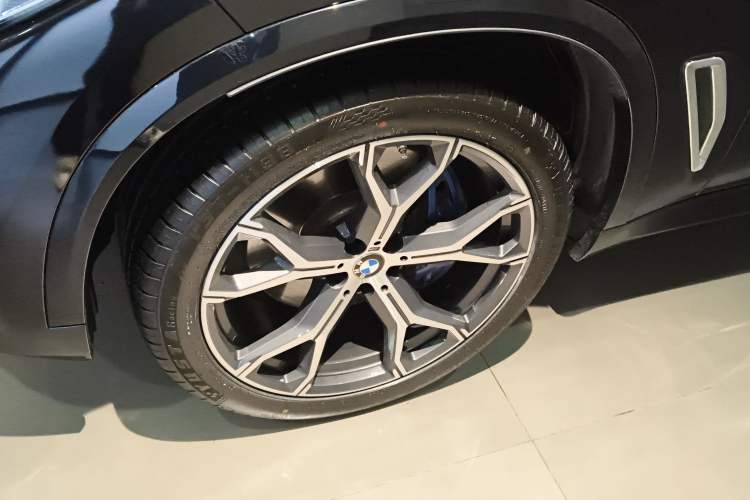 Used BMW X5 2021 xDrive40i Luxury Model with M Sport Package Left Front Wheel Hub
