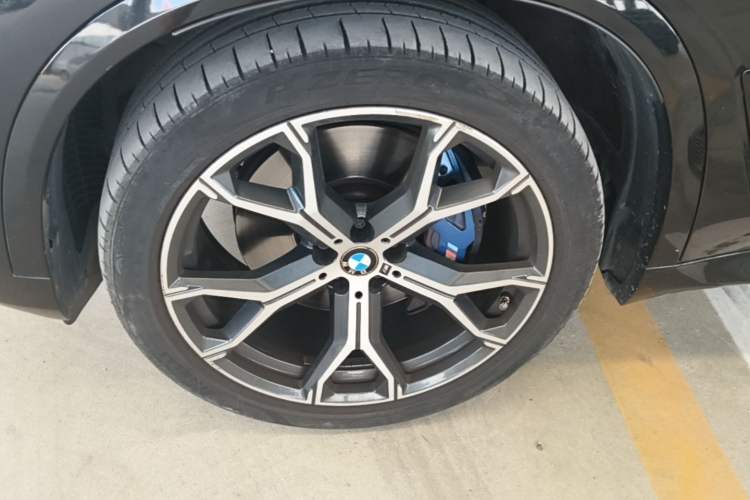 Used BMW X5 2021 xDrive40i Luxury Model with M Sport Package Left Front Wheel Hub