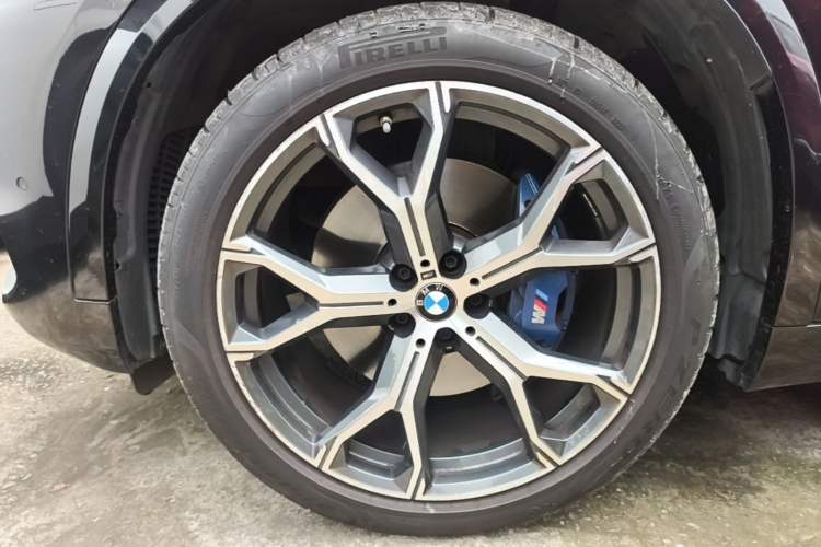 Used BMW X5 2021 xDrive40i Luxury Model with M Sport Package Left Front Wheel Hub