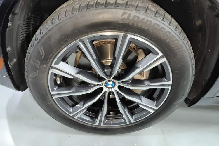 Used BMW X5 2021 Restyled xDrive40i M Sport Package Left Front Wheel Hub