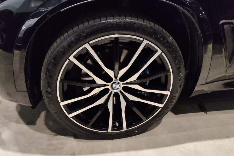 Used BMW X5 2021 xDrive40i Luxury Model with M Sport Package Left Front Wheel Hub