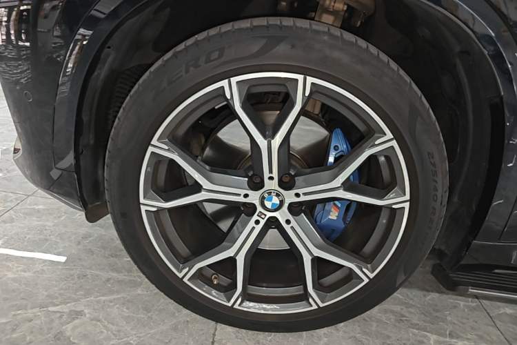 Used BMW X5 2021 Restyled xDrive40i Luxury Version M Sport Package Left Front Wheel Hub