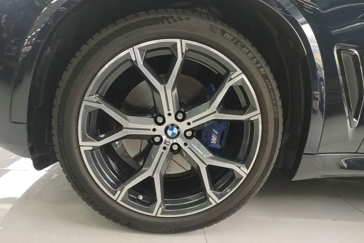Used BMW X5 2021 Restyled xDrive40i Luxury Version M Sport Package Left Front Wheel Hub