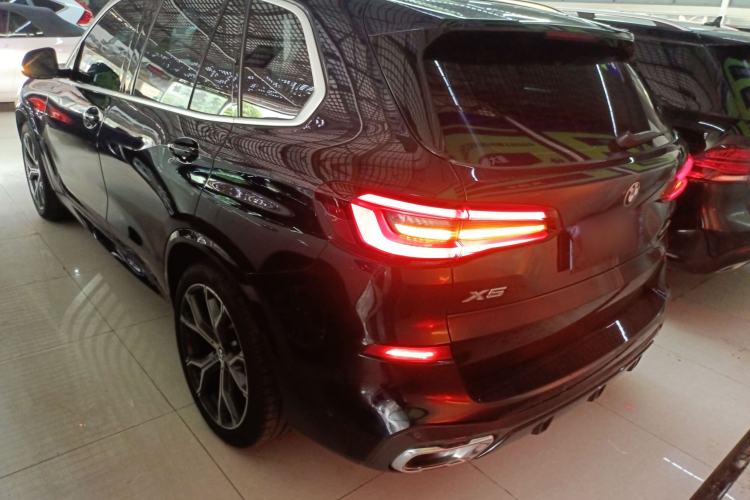Used BMW X5 2021 xDrive40i Luxury Model with M Sport Package Rear Left 45 Deg