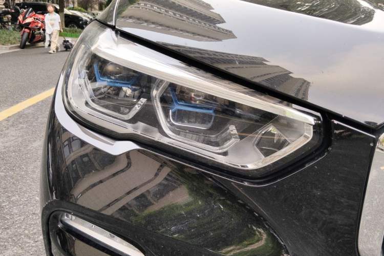 Used BMW X5 2021 xDrive40i Luxury Model with M Sport Package Right Front Headlight