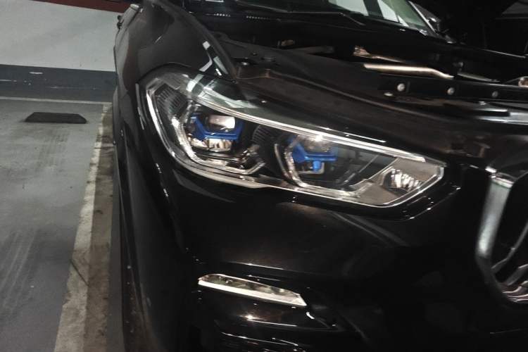 Used BMW X5 2021 xDrive40i Luxury Model with M Sport Package Right Front Headlight