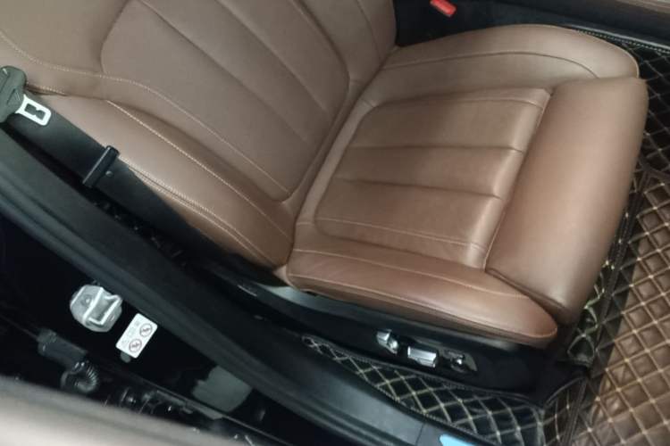 Used BMW X5 2021 xDrive40i Luxury Model with M Sport Package Right Front Seat