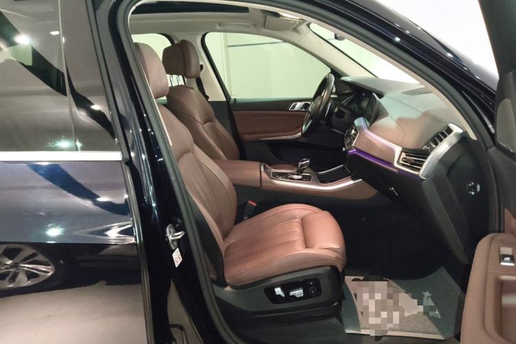 Used BMW X5 2021 xDrive40i Luxury Model with M Sport Package Right Front Seat