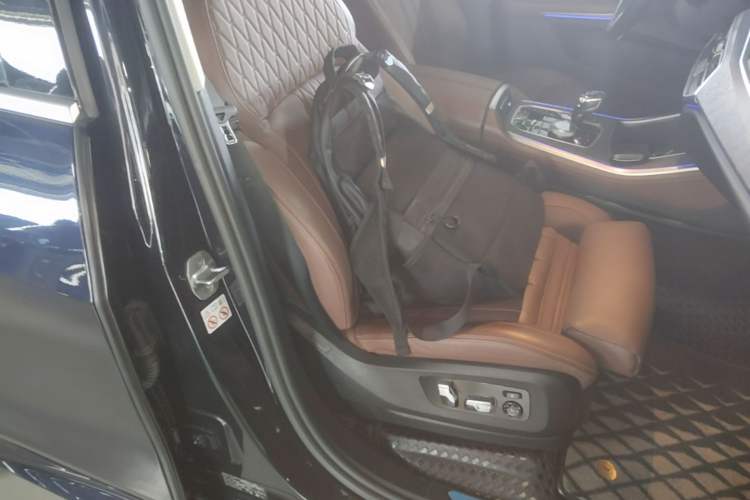 Used BMW X5 2021 xDrive40i Luxury Model with M Sport Package Right Front Seat