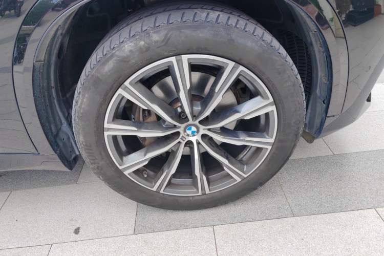 Used BMW X5 2021 xDrive40i M Sport Package Right Front Wheel Hub