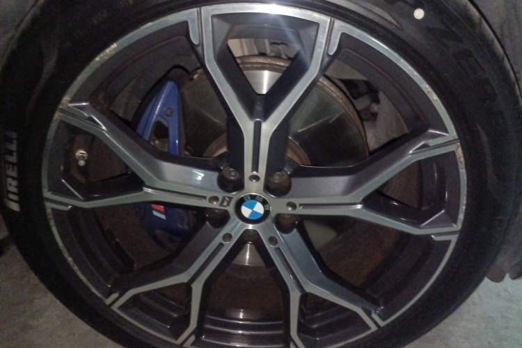 Used BMW X5 2021 xDrive40i Luxury Model with M Sport Package Right Front Wheel Hub