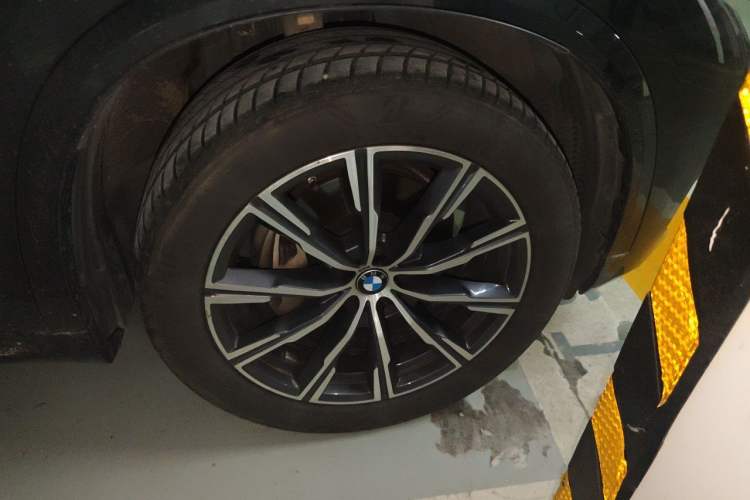 Used BMW X5 2021 Restyled xDrive40i M Sport Package Right Front Wheel Hub