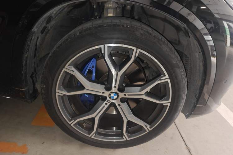 Used BMW X5 2021 xDrive40i Luxury Model with M Sport Package Right Front Wheel Hub