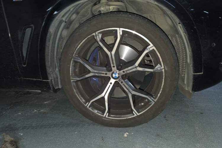 Used BMW X5 2021 xDrive40i Luxury Model with M Sport Package Right Front Wheel Hub