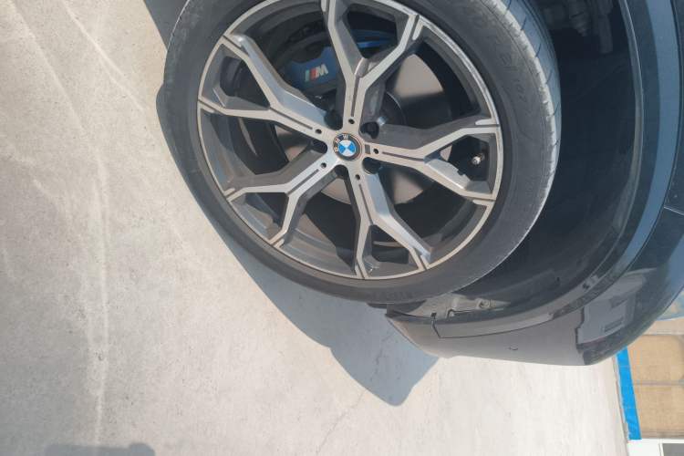 Used BMW X5 2021 xDrive40i Luxury Model with M Sport Package Right Front Wheel Hub