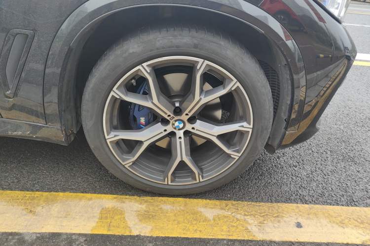 Used BMW X5 2021 xDrive40i Luxury Model with M Sport Package Right Front Wheel Hub