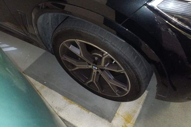 Used BMW X5 2021 Restyled xDrive40i Luxury Version M Sport Package Right Front Wheel Hub