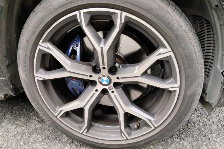 Used BMW X5 2021 xDrive40i Luxury Model with M Sport Package Right Front Wheel Hub