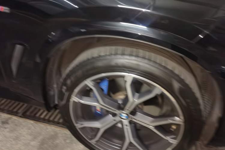 Used BMW X5 2021 xDrive40i Luxury Model with M Sport Package Right Front Wheel Hub