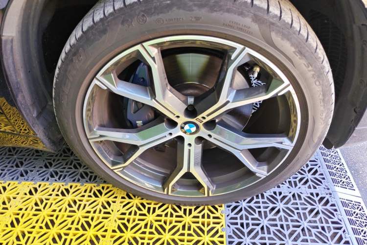 Used BMW X5 2021 xDrive40i Luxury Model with M Sport Package Right Front Wheel Hub