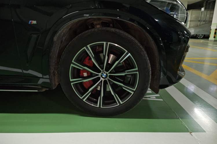Used BMW X5 2021 Restyled xDrive40i M Sport Package Right Front Wheel Hub